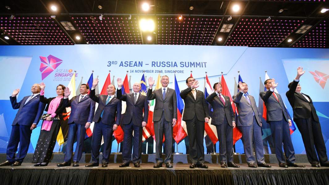 Совместная фотосессия глав делегаций государств-участников саммита Россия-АСЕАН в Сингапуре