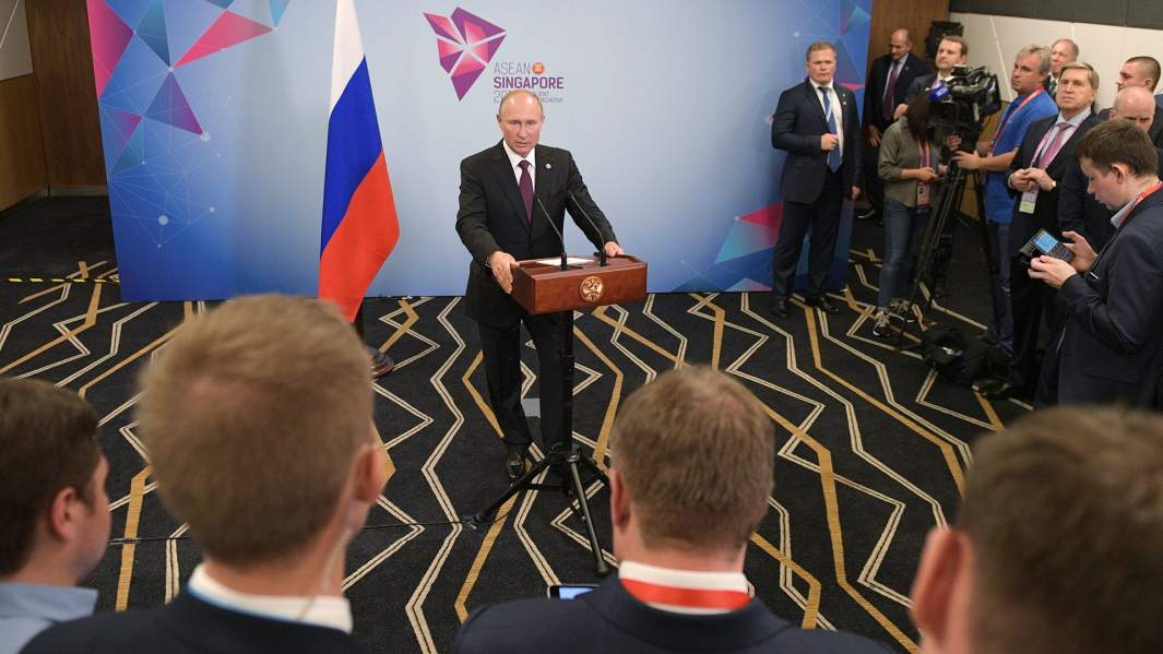 Президент РФ Владимир Путин на пресс-конференции в Сингапуре