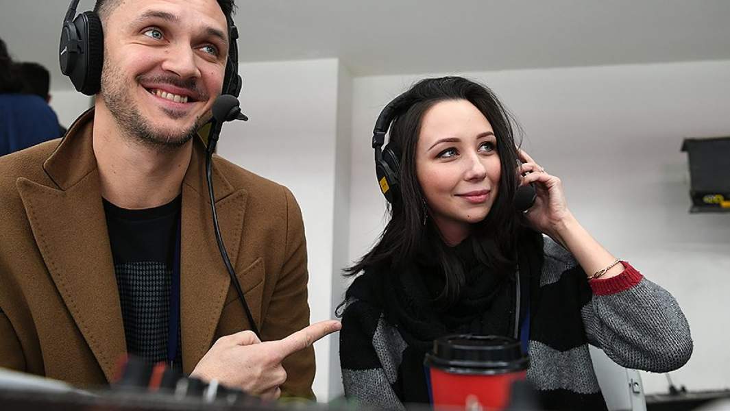 Российские фигуристы Максим Траньков и Елизавета Туктамышева в комментаторской кабине во время короткой программы мужского одиночного катания V этапа Гран-при по фигурному катанию в Москве