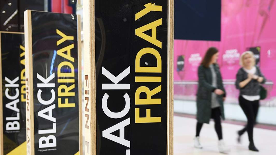Анонсы "черной пятницы" и люди в торговом центре