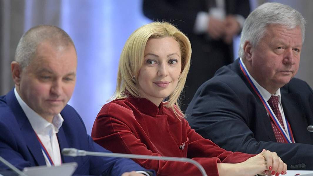 Члены центрального штаба ОНФ: руководитель исполкома ОНФ Алексей Анисимов, депутат Государственной думы РФ Ольга Тимофеева и председатель общественной организации «Федерация независимых профсоюзов России» (ФНПР) Михаил Шмаков (слева направо) во время встречи президента РФ, лидера «Общероссийского народного фронта» Владимира Путина с новым составом центрального штаба ОНФ