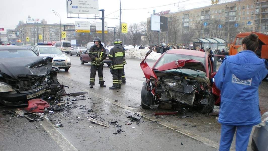 Дорожно-транспортное происшествие с участием автомобиля «Мерседес» вице-президента компании «Лукойл» Анатолия Баркова на площади Гагарина. 25 февраля 2010 года