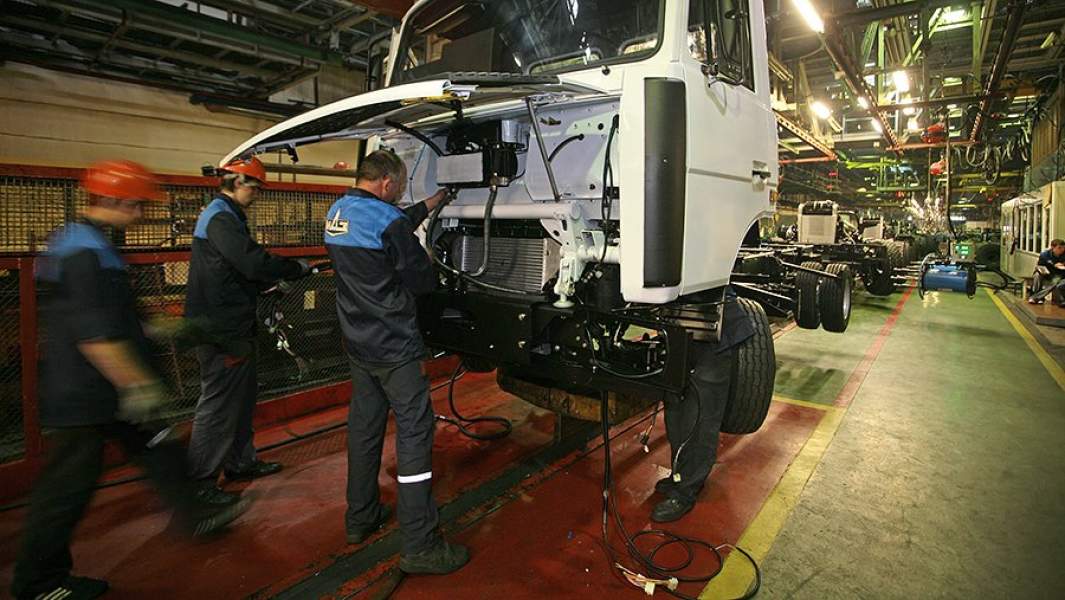 Производство автомобилей на главном конвейере ОАО «МАЗ». Белоруссия