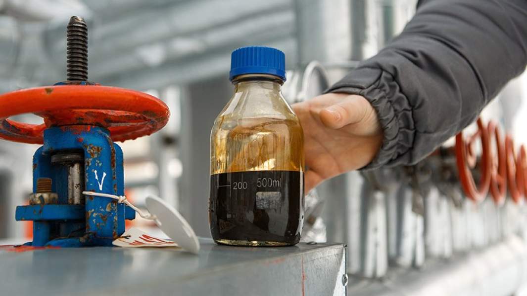 Отбор пробы товарной нефти на блоке оперативного учета нефти Центрального пункта сбора Соровского месторождения компании