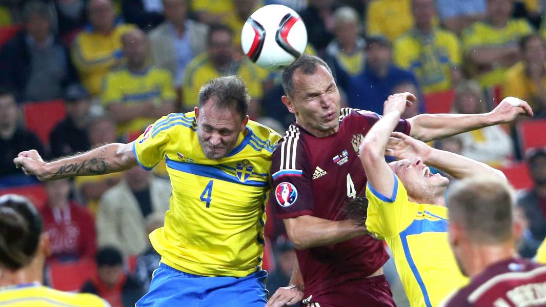 Игроки сборной Швеции Андреас Гранквист и сборной России Сергей Игнашевич в отборочном матче чемпионата Европы по футболу 2016 между сборными командами России и Швеции