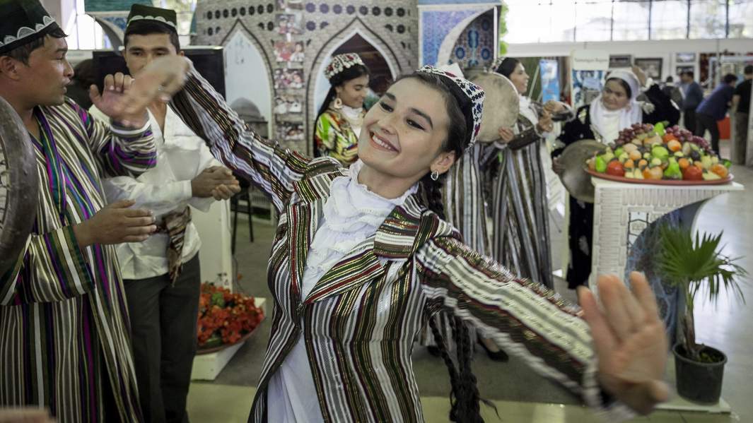 Узбекская девушка танцует в народном костюме 