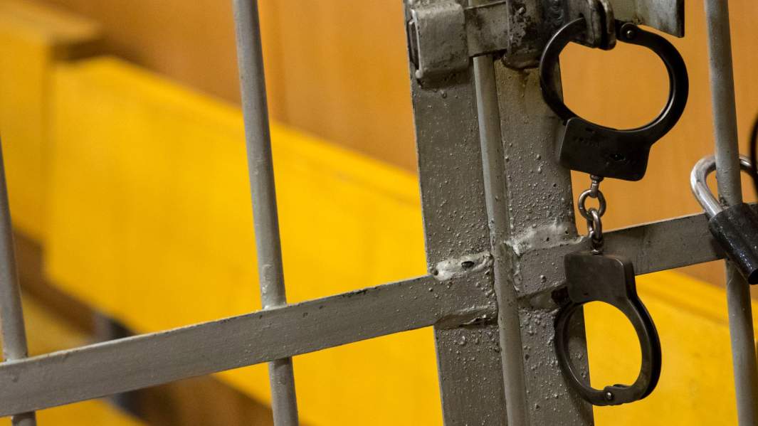 Наручники в зале суда