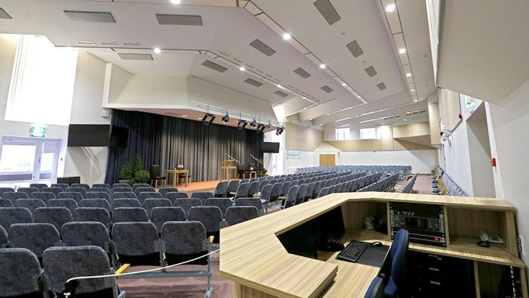 Конференц-зал в одном из зданий «Управленческого центра Свидетелей Иеговы в России»