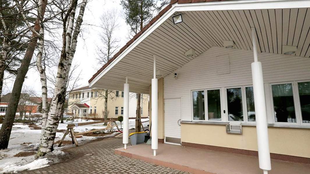 На территории организации «Управленческий центр Свидетелей Иеговы в России» в поселке Солнечное