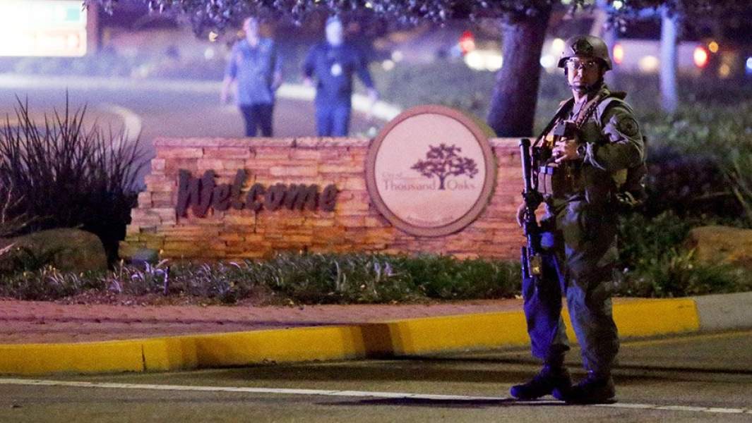 полицейский у бара Borderline в городе Таузанд Оукс