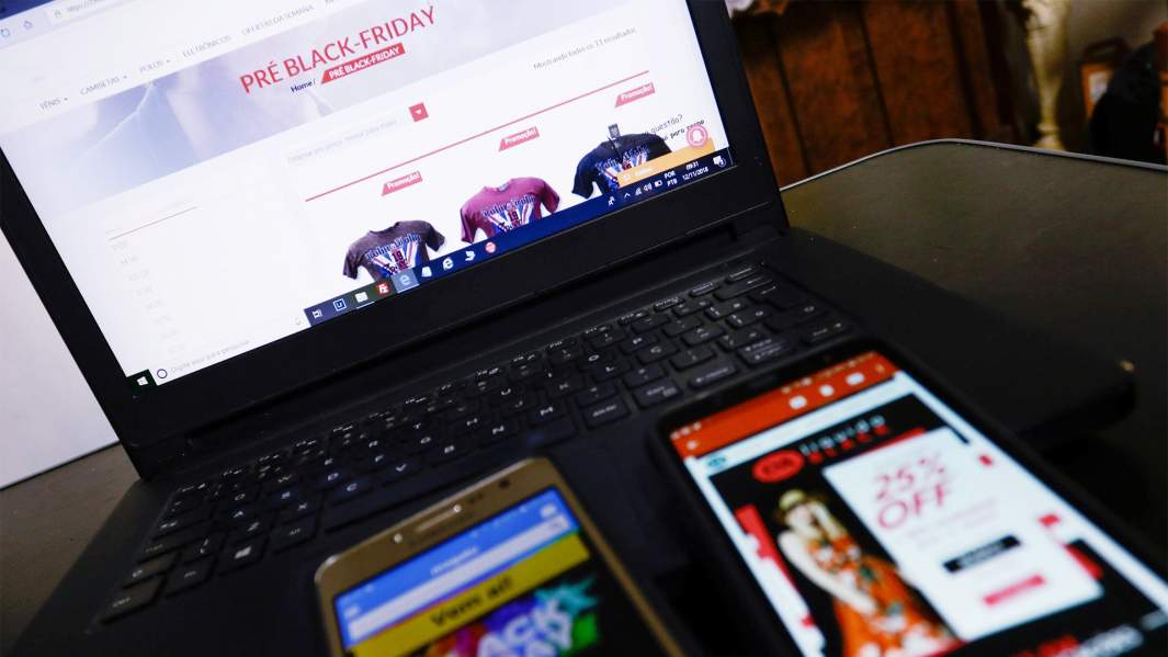 Ноутбук и смартфоны с сайтами интернет-магазинов