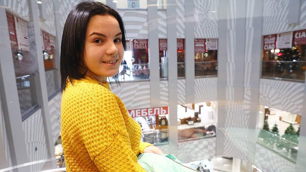 26-летняя жительница Серпухова Маргарита Грачева (Шейкина), которой муж отрубил кисти рук, в кафе в ТРК "Б-Класс"