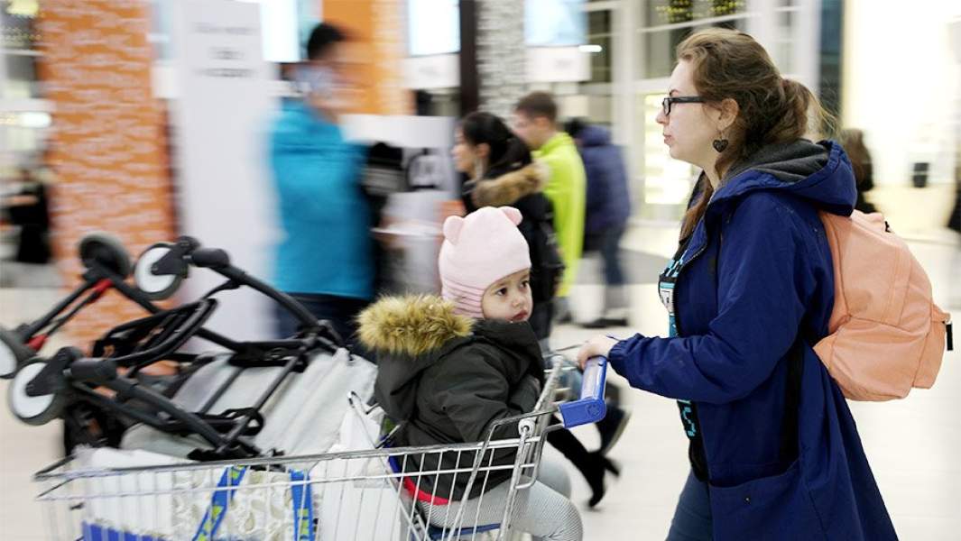 Посетительница ТЦ с тележкой, набитой покупками