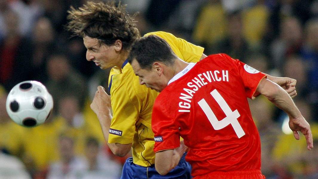 Игроки сборной Швеции Златан Ибрагимович и России Сергей Игнашевич в матче чемпионата ЕВРО 2008 между сборными России и Швеции
