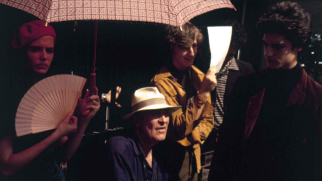 Режиссер Бернардо Бертолуччи, на съемках фильма «Мечтатели»