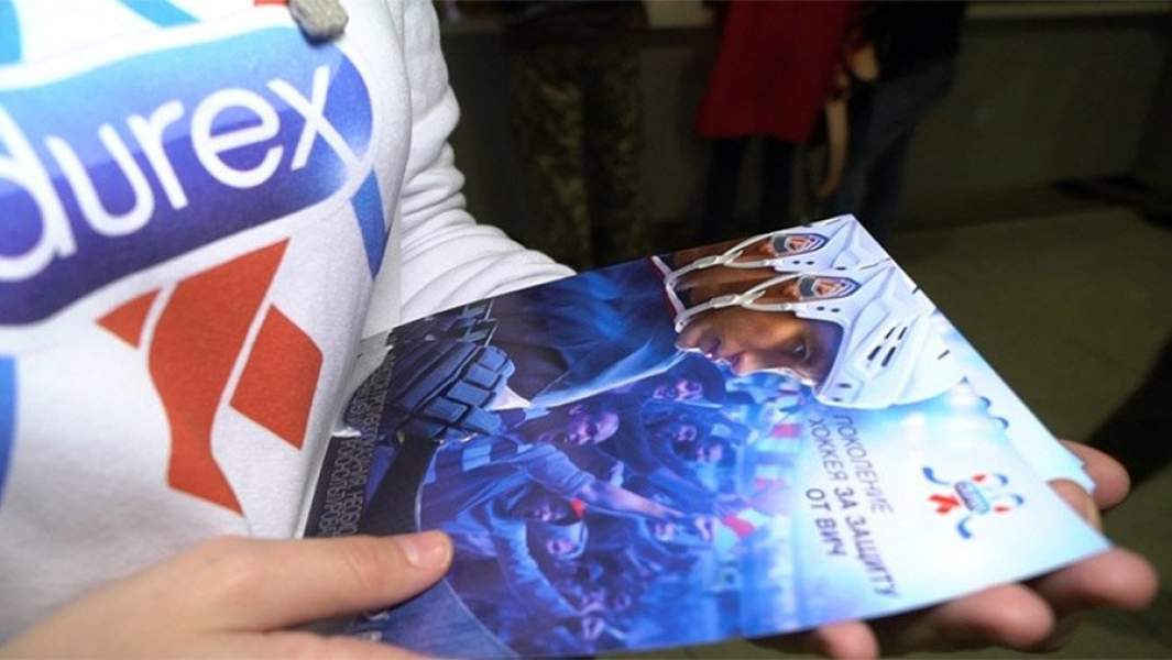 Девушка с буклетами 