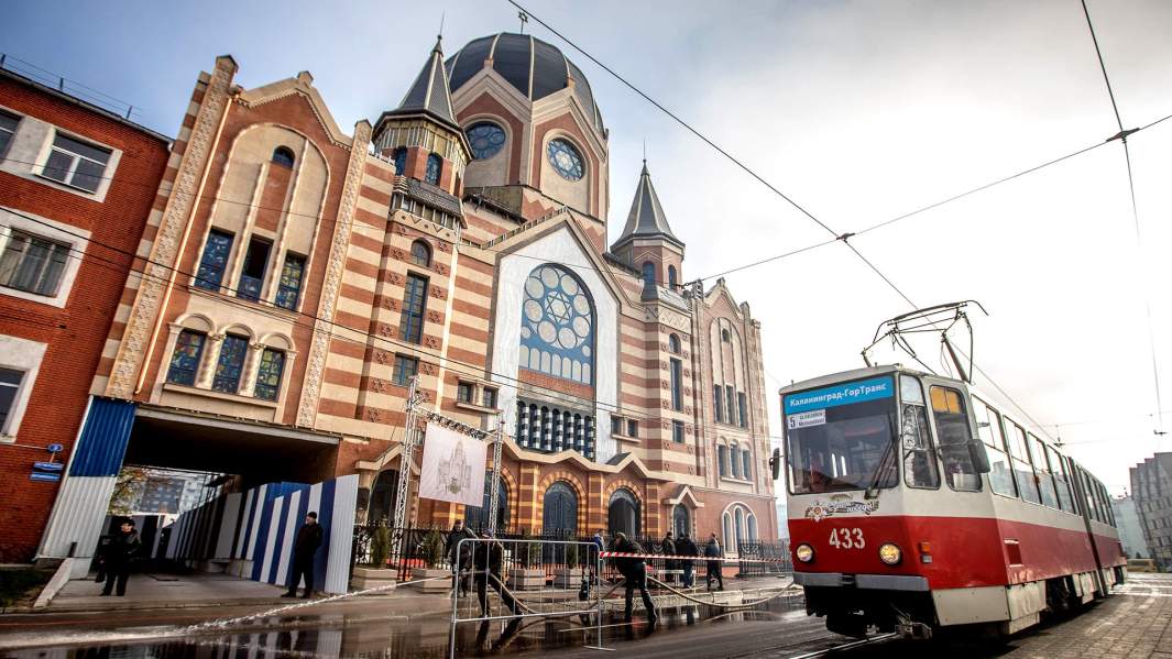 Новая синагога отделана мрамором и травертином