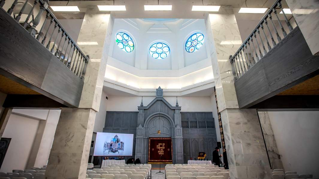 Новая синагога ниже исторической на десять метров и не такая вместительная