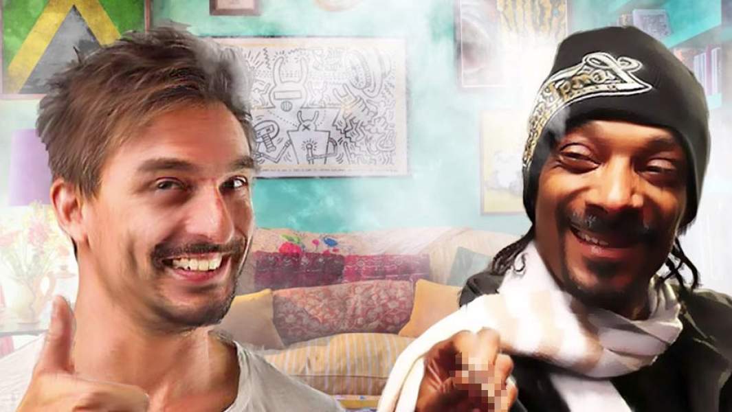 Пользователям предлагали купить «стафф» и напоминали, что «смех продлевает жизнь»