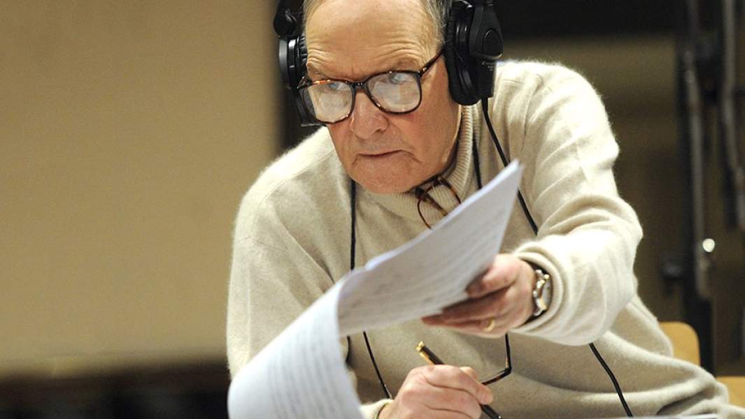 Итальянский композитор Эннио Морриконе записывается с Чешским национальным симфоническим оркестром в Праге, 11 декабря 2010