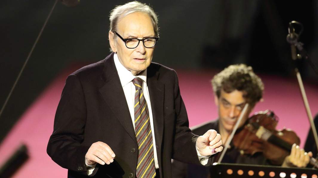 Эннио Морриконе дирижирует во время благотворительного концерта, организованного Папой Римским Франциском. Ватикан, 12 ноября 2016