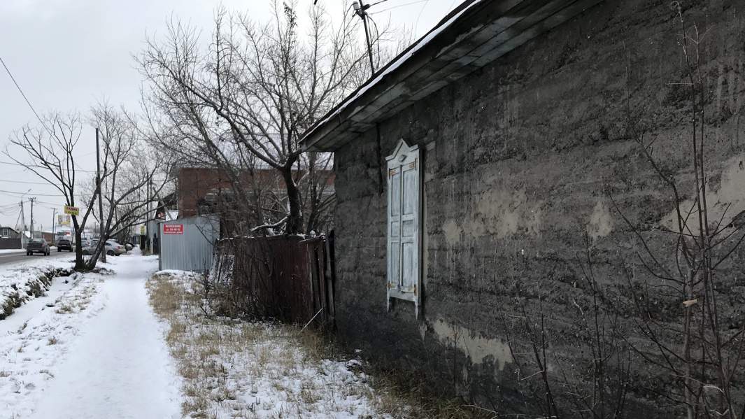 Один из аварийных домов по улице 22 Декабря