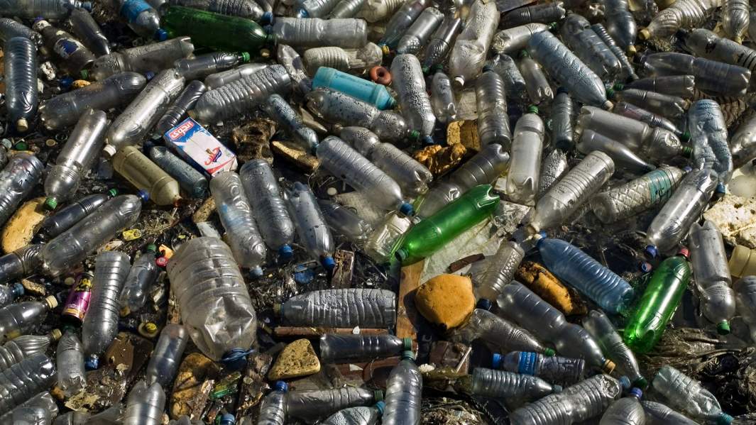 Пластиковый мусор в воде 