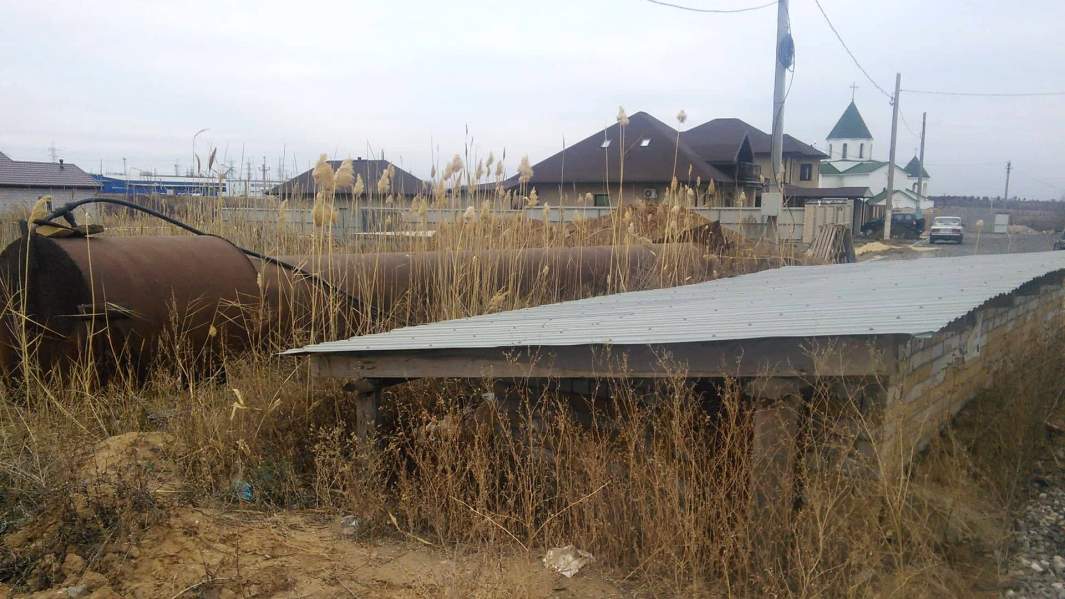 водонапорная труба лежит на земле