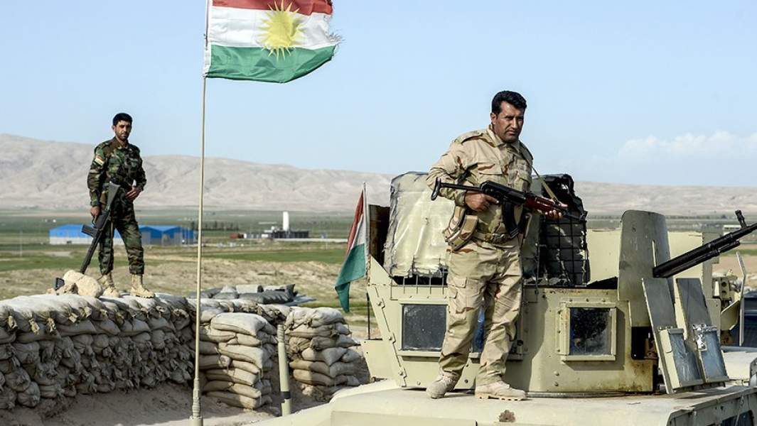 Солдаты курдских Отрядов народной обороны на одном из блок-постов 