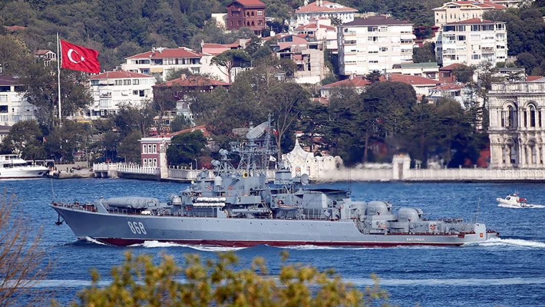 Сторожевой фрегат «Пытливый» проходит через пролив Босфор в Стамбуле