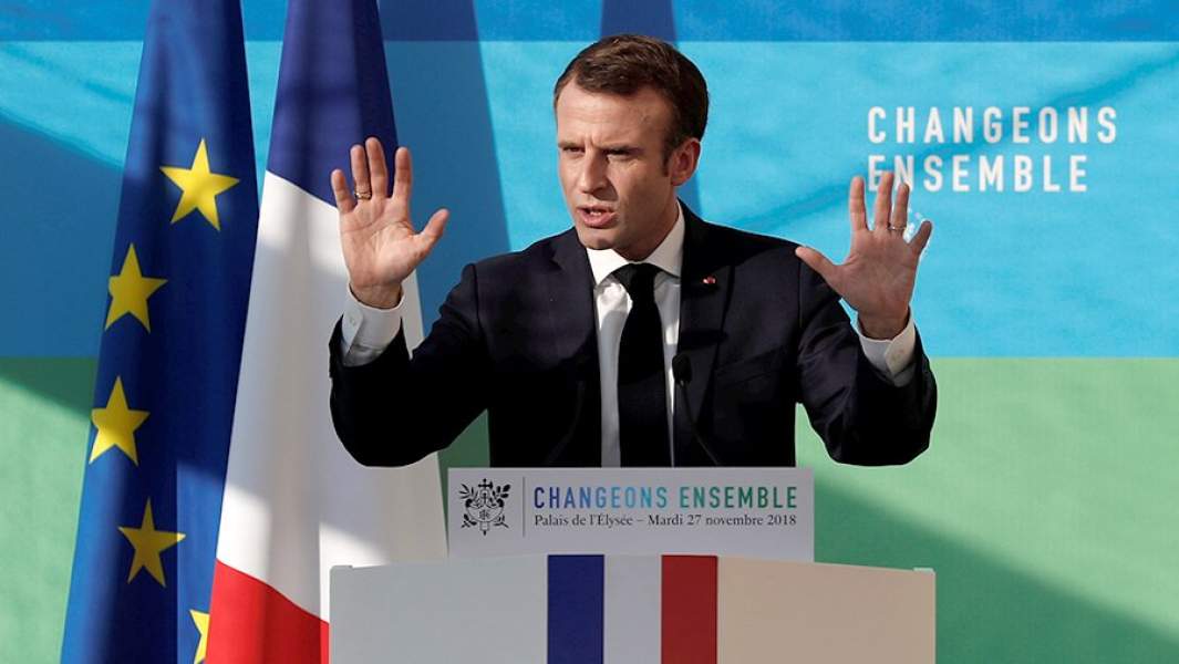 Президент Франции Эммануэль Макрон представляет обновленную энергетическую программу на конференции в Елисейском дворце. 27 ноября 2018 года