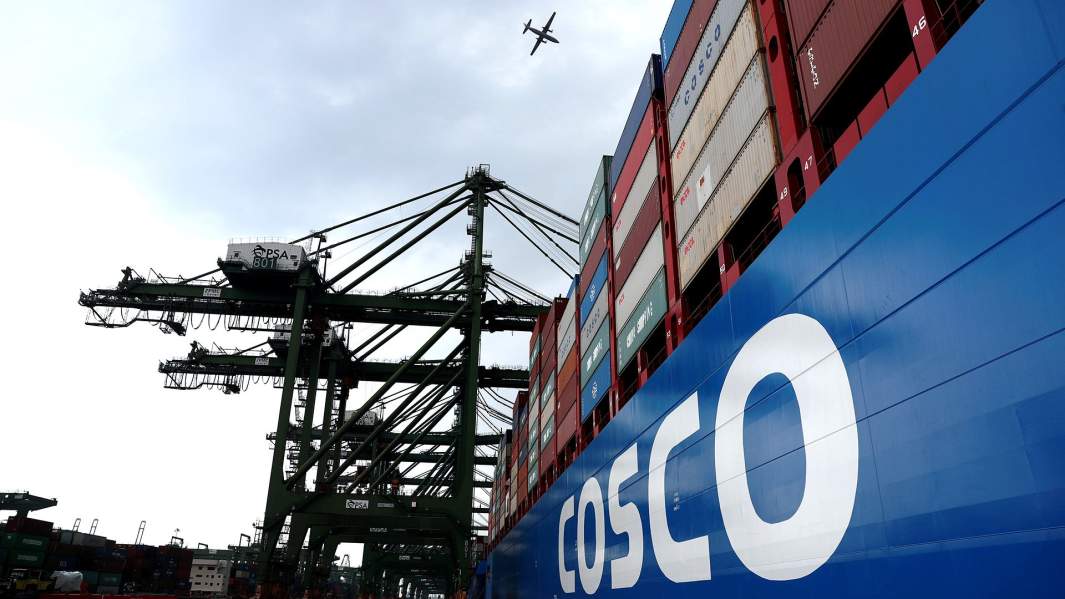 Контейнеровоз китайской транспортной компании COSCO