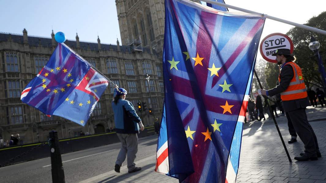 Демонстранты напротив здания парламента в Лондоне, против Brexit 