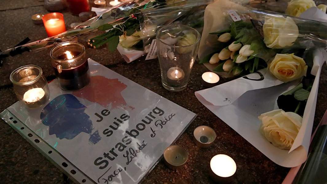 Цветы и свечи в память о жертвах теракта в Страсбурге