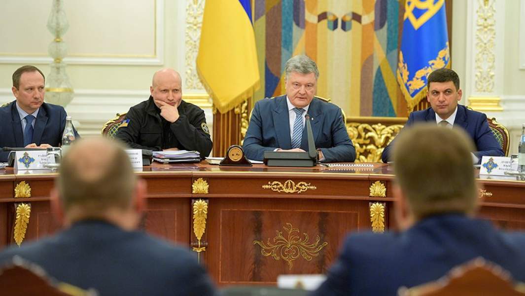 Президент Украины Петр Порошенко на заседании Совета национальной безопасности и обороны Украины (СНБО) в Киеве