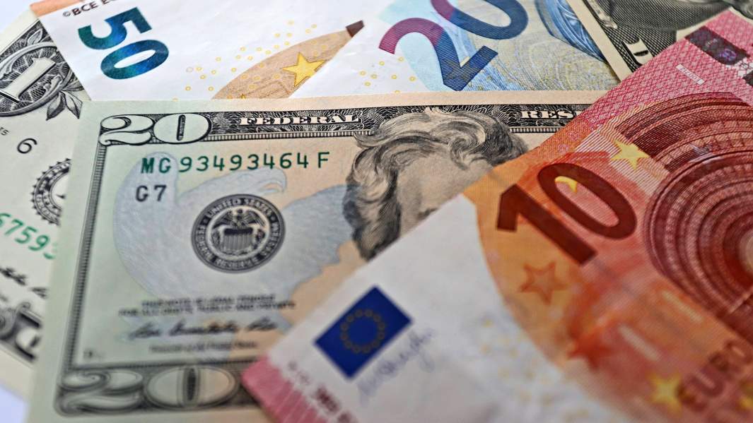 деньги евро и доллары