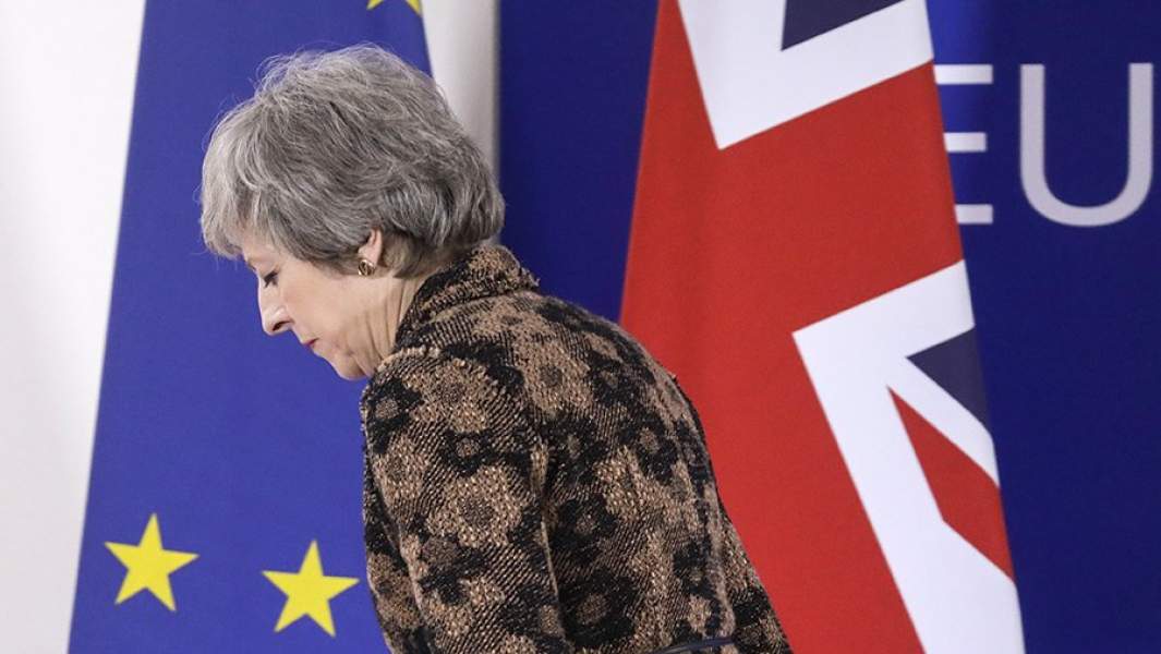 Премьер-министр Великобритании Тереза Мэй покидает пресс-конференцию во время саммита ЕС в Брюсселе