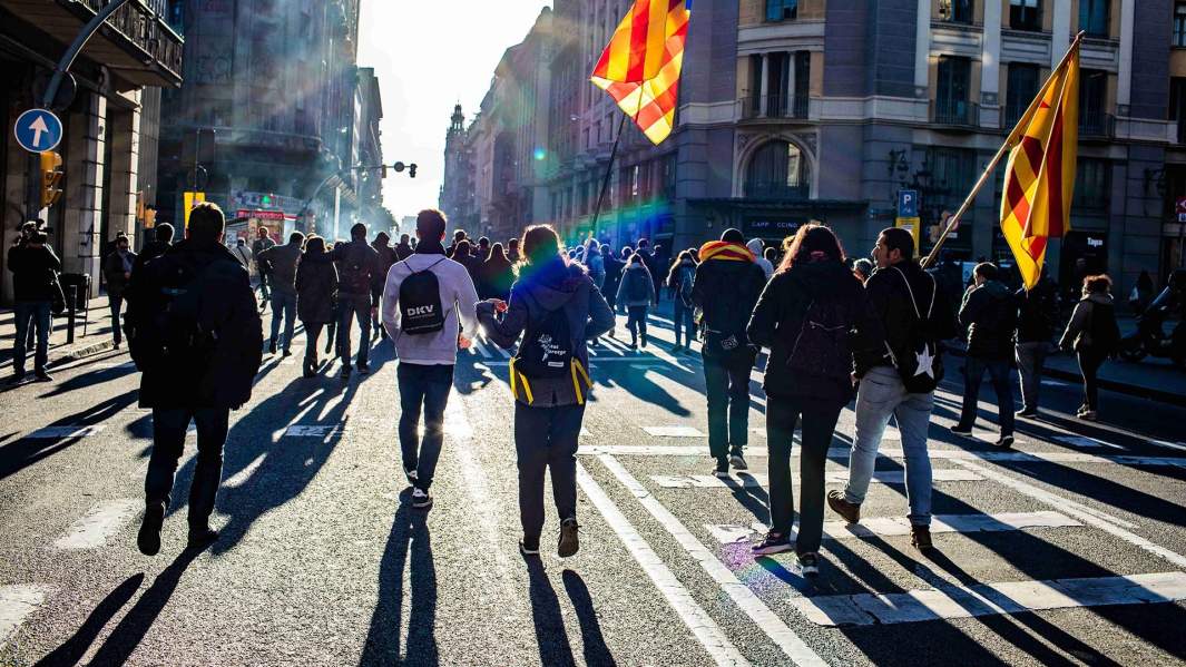 Протестующие начинают блокировать дороги в Барселоне перед выездным заседанием правительства Испании