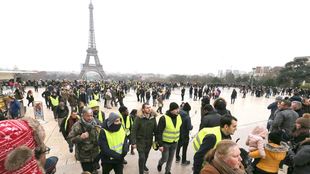 Участники движения «Желтые жилеты» собираются на площади Трокадеро, Париж, Франция, 29 декабря 2018 года