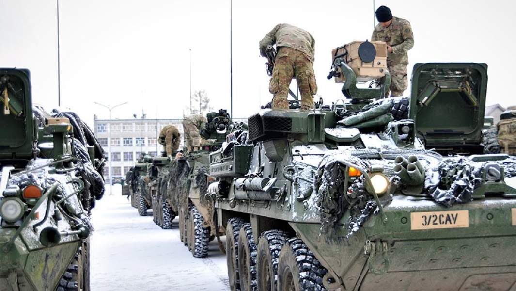 Американские солдаты готовят бронеавтомобили к учениям на территории Польши