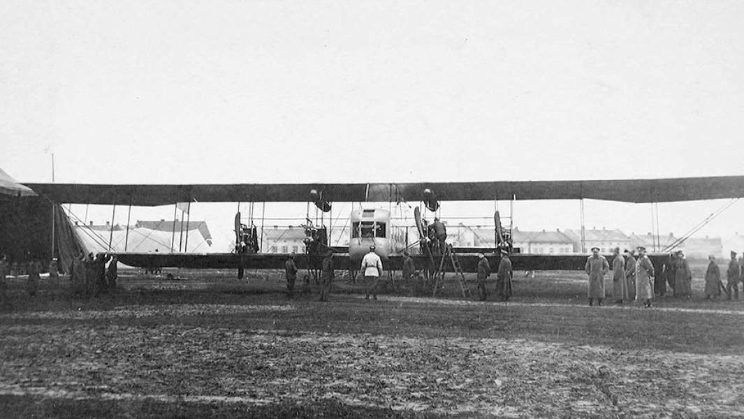 Механики за осмотром двигателей самолета «Илья Муромец»