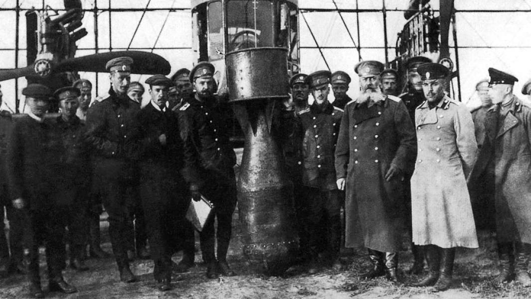 Учебная 25-пудовая бомба. Третий справа – Михаил Владимирович Шидловский