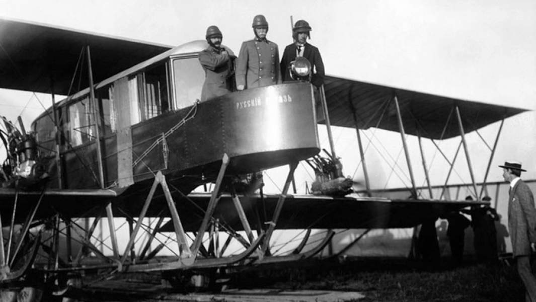 Авиаторы Сикорский, Геннер и Каульбарс на борту самолёта «Русский витязь». 1913 год