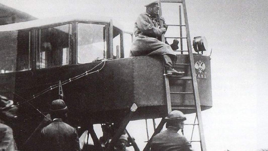 Император Николай II спускается по трапу из кабины самолета «Русский витязь»