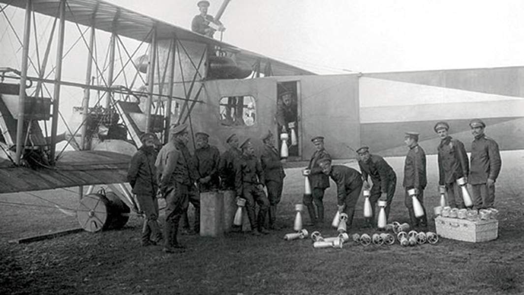 Загрузка бомб в самолет «Илья Муромец»