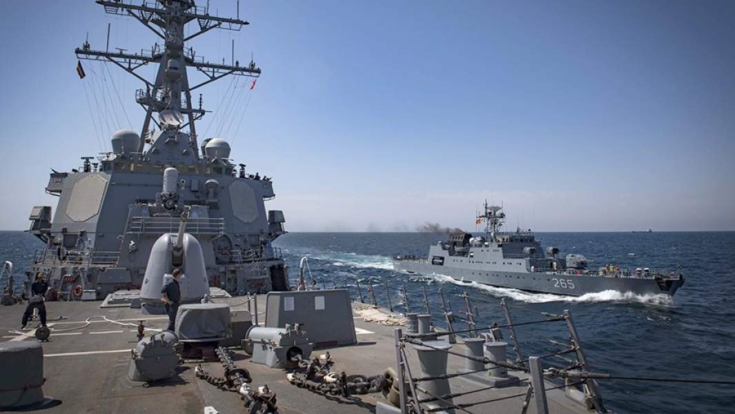 Эсминец ВМС США «Карни» и румынский корвет «Контр-адмирал Хория Мачеллариу» в Черном море