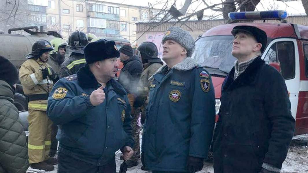 Губернатор Челябинской области Борис Дубровский (справа) на месте обрушения одного из подъездов жилого дома на проспекте Карла Маркса в Магнитогорске