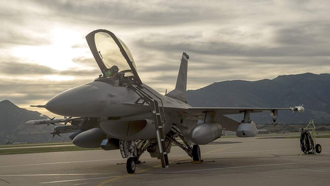 Многофункциональный легкий истребитель F-16C на авиабазе ВВС США «Авиано»