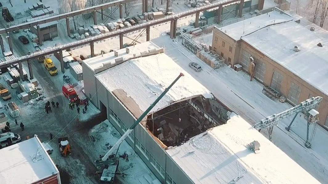 Вид с квадрокоптера на месте обрушения кровли здания на территории завода железобетонных изделий в Дзержинском