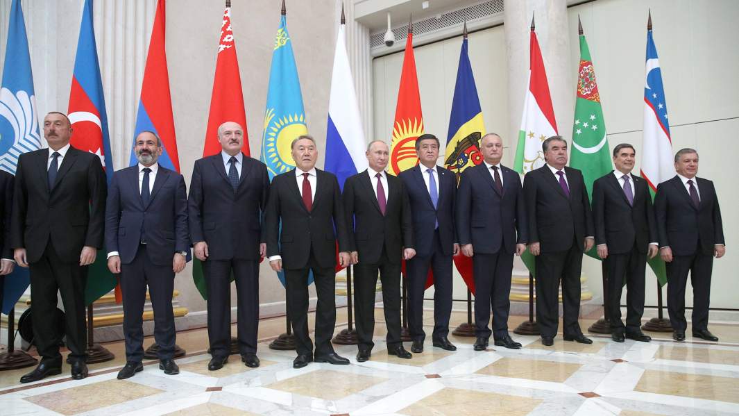 Во время церемонии фотографирования глав делегаций государств-членов ОДКБ во Дворце независимости в Астане